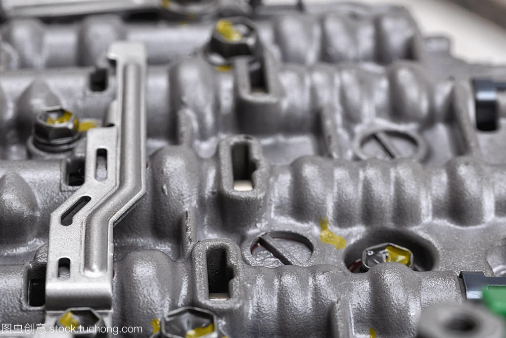 機(jī)械部分與金屬部件及液壓閥的協(xié)同作用